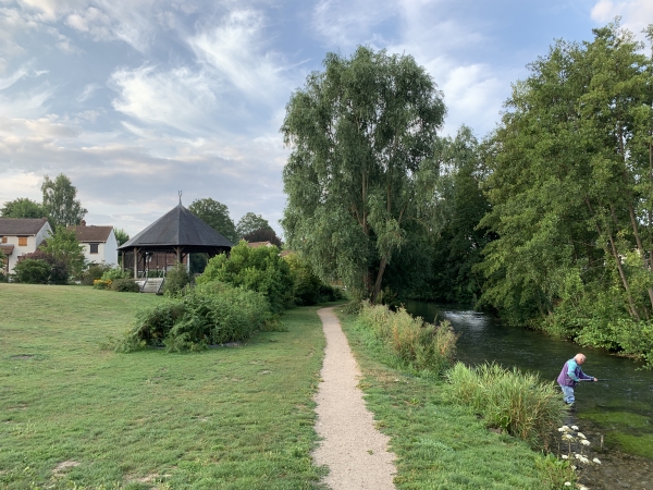 De l'autre côté de la rue Victor Hugo, nous changeons de rive. Le chemin est toujours très agréablement aménagé.