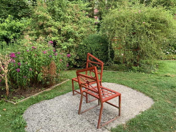 Le chemin rejoint le parc de la mairie. Nous allons contourner la mairie pour monter vers le bois. Nous aurions pu traverser le parc de la mairie pour rejoindre la rue Gustave Flaubert, mais pourquoi s'en priver&nbsp;?
