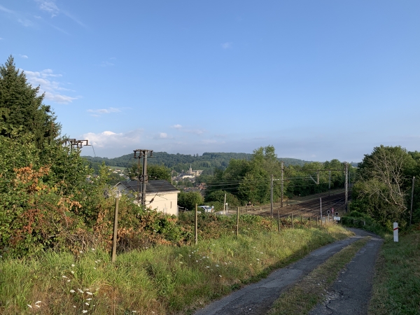 Nous arrivons au Houlme et au passage à niveau sur la ligne Paris / Le Havre ou Dieppe, par le Chemin des Randonneurs.
