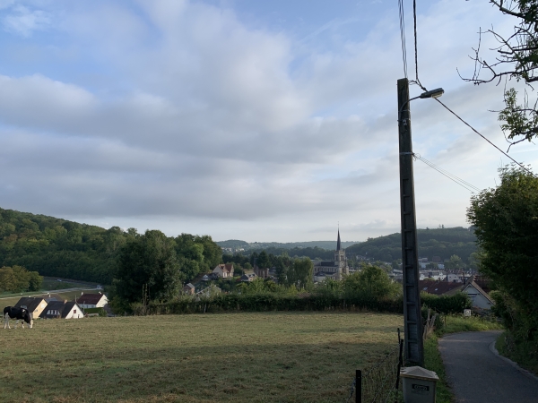 Après avoir traversé Le Houlme, nous montons le chemin de l'Etrille. Regard arrière sur Le Houlme et la vallée du Cailly.