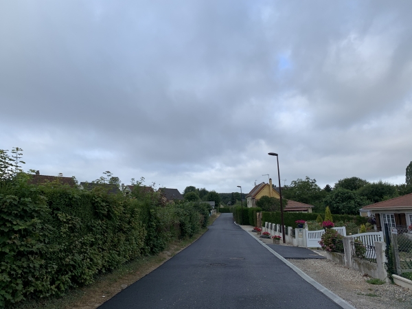 Nous traversons les Vatis à St-Jean-du-Cardonnay en direction de la Ferme des Hauts.