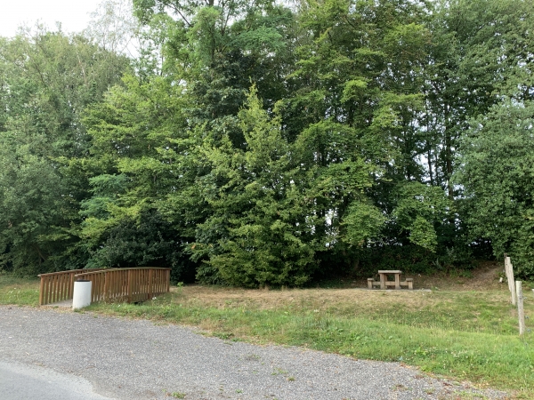 A St-Jean-du-Cardonnay, près du stade, une table de pique-nique est aménagée route des Vatis.