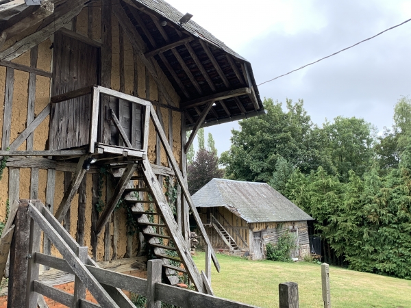 Chemin des Monts Chevaliers. Granges en colombage et torchis.