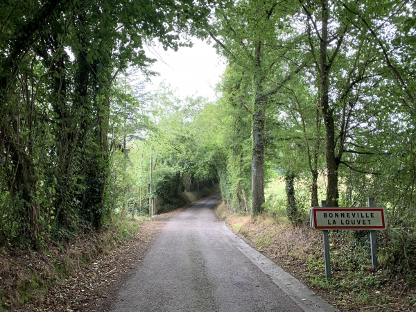 Nous entrons dans Bonneville-la-Louvet par le chemin de la Fontaine aux Ducs.