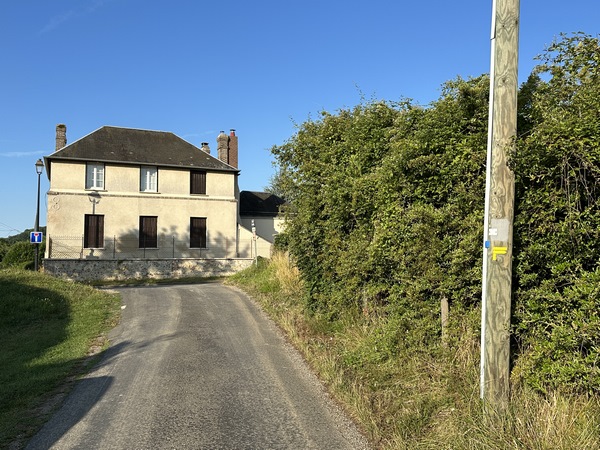 Nous partons du parking de covoiturage (parking du cimetière), et suivons les balises jaunes pour monter vers le bois du Roule.