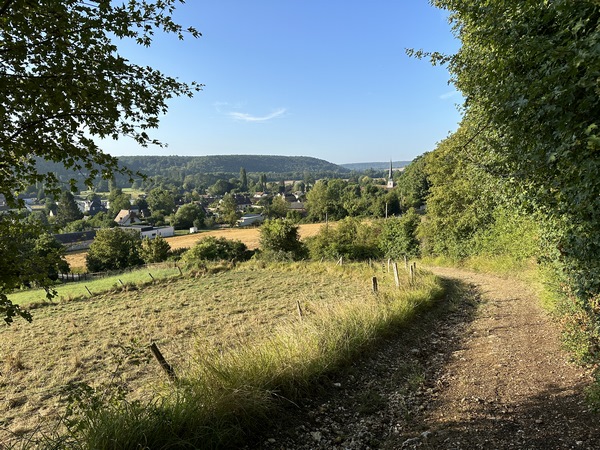La montée vers le bois du Roule offre un beau panorama sur la vallée de l'Iton (regard arrière).
