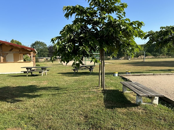A noter ces tables de pique-nique dans l'espace multisports de Canappeville, sur le chemin des Bruyères.