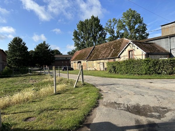Nous arrivons aux Landes et entrons dans le centre de formation d'apprentis en élevage. Le domaine appartenait à la Comtesse de Beru, elle en fait don en 1949 à la Congrégation des Frères Missionnaires des Campagnes. Nous marchons vers l'Arboretum de la propriété.
