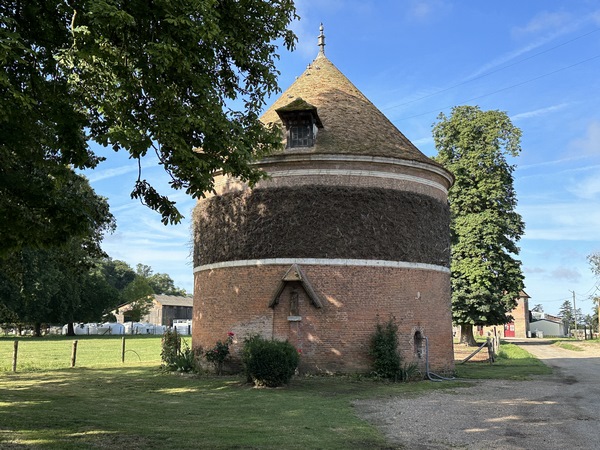En s'approchant du colombier, on peut voir la statue de Notre-Dame des Bois accompagnée de son fils. Elle porte un fagot sur l'épaule, et les deux personnages font signe d'attention et de silence.