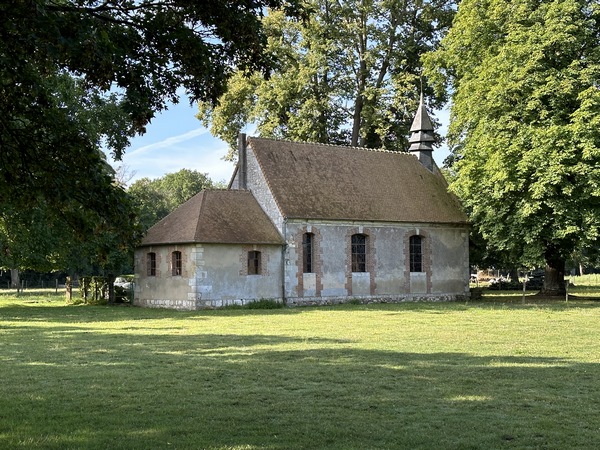 La chapelle du château des Landes. Le prieuré des Frères de Canappeville est installé dans ce qui étaient les communs du château. Le château lui-même a été incendié en 1942, et le comte de Beru assassiné en 1944.