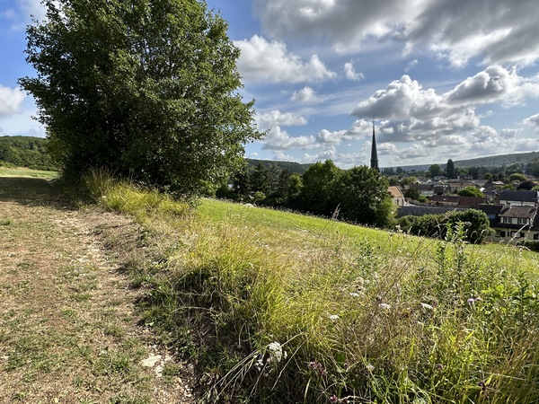 Notre chemin domine le bourg de Hondouville, dont on voit ici le clocher couvert d'ardoises de l'église Saint-Saturnin.