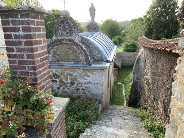 La chapelle Notre-Dame-de-Grâce est construite sur une des nombreuses sources de St-Pierre-de-Bailleul. La source est dite miraculeuse et la chapelle fut l'objet d'importants pélerinages.