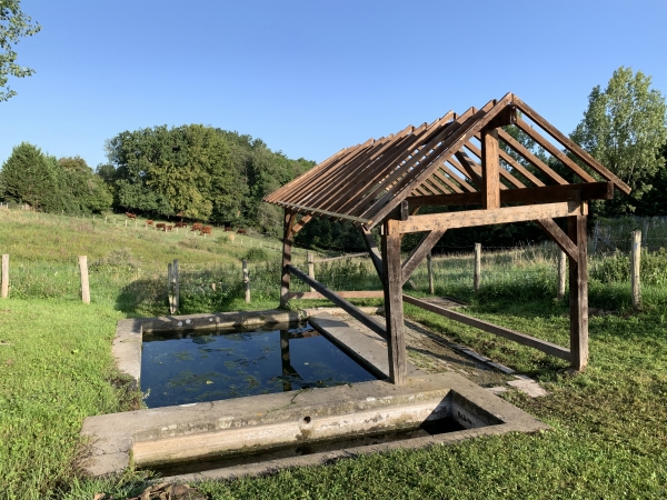 Nous montons sur l'autre coteau du ruisseau de St-Ouen et rejoignons St-Etienne-sous-Bailleul. Cette commune a, elle-aussi, conservé ses vieux lavoirs. La toiture de celui-ci, rue Claude Monet, est en cours de restauration.