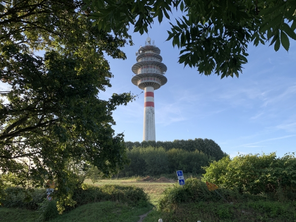Au relai de télévision, nous allons tourner à gauche, en direction de St-Léger-du-Bourg-Denis, toujours sur le GR25b. Il est possible ici, de rester sur le chemin en bordure de route pour couper en direction de ND-de-Bonsecours.
