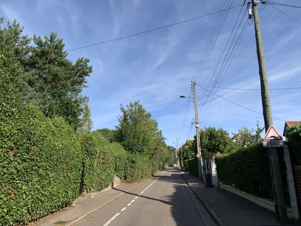 Nous suivons maintenant la rue Léon Bourgeois de Bonsecours, le long de l'ancienne ferme de la Basilique.