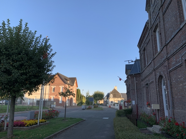 Nous sommes à Beauvoir-en-Lyons, en Pays-de-Bray, dans l'une des communes les plus grandes de Seine-Maritime de par sa superficie, et l'une des plus hautes. Nous traversons Beauvoir-en-Lyons en direction de l'Impasse du Mont-Coquerel.