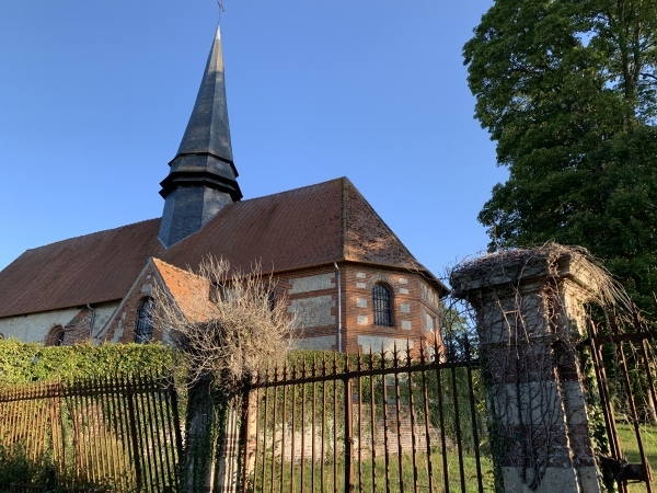 Chapelle Saint-Léonard de Merval, dans la commune de Brémontier-Merval. Le portail devant nous est celui d'une ancienne entrée du château de Merval. Le château abrite maintenant un lycée agricole, le parc du château est ouvert au public.