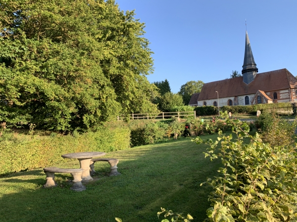 Devant la chapelle Saint-Léonard, se trouve une fontaine et son vieux lavoir, ainsi qu'une élégante aire de pique-nique.