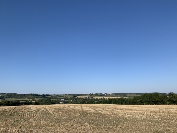 On distingue Brémontier-Merval au creux de la vallée.