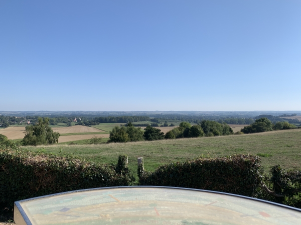 Nous sommes maintenant à la table d'orientation, non loin de l'église Saint-Nicolas près de laquelle nous sommes garés.