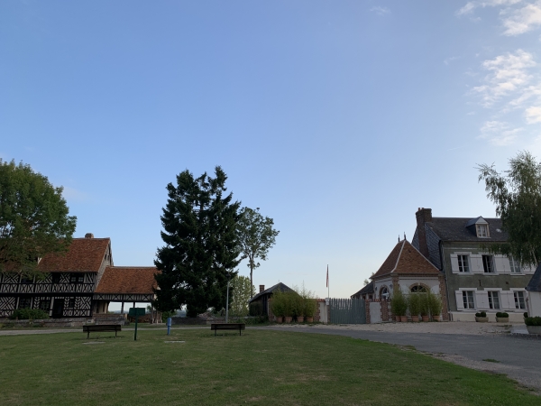 La Ferté Saint-Samson, place de la Mairie. La mairie est à droite, et à gauche se trouve la maison de bois dite de "Henri IV", inscrite au M.H.