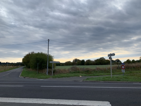 Nous traversons la D921, pour prendre en face l'impasse de la Boulleaudière.