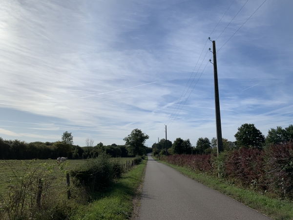 Nous suivons maintenant la route du Mont-du-Gâts. Elle est longue et ennuyeuse (1,5km), mais c'est elle qui nous permet de rejoindre l'ancienne voie ferrée de Charleval à Serqueux.