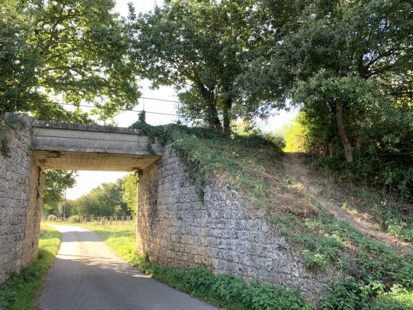 Route du Fayel, c'est ce pont qui va nous permettre de rejoindre l'ancienne voie ferrée de Charleval à Serqueux. Nous allons suivre le chemin creusé par les nombreux passages que l'on voit à droite du pont.
