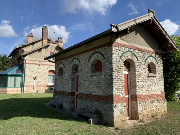 Toujours sur l'ancienne voie ferrée, nous arrivons aux vestiges de la gare de l'établissement thermal de Forges-les-Eaux. Jusqu'en 1914, la ligne était desservie par 4 trains omnibus A/R par jour. La ligne a été déclassée en 1972, puis déferrée. (D'autres photos dans l'album de la rando.)