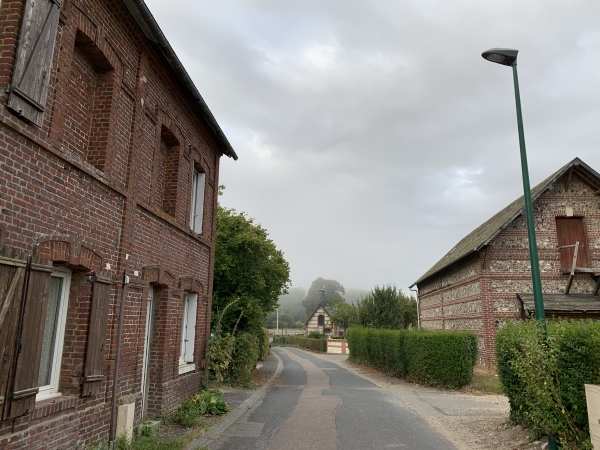 Nous prenons la rue du Croquet pour trouver le chemin qui descend vers les marais.