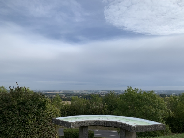 Nous faisons un court détour jusqu'à la table d'orientation d'Ernemont-la-Villette. Elle domine les paysages du Pays-de-Bray. Si on compare la même photo prise en 2012 (cf album de la rando), on voit que les frênes grandissent vite. Si rien n'est fait, d'ici quelque temps la table d'orientation sera devant un mur d'arbres.