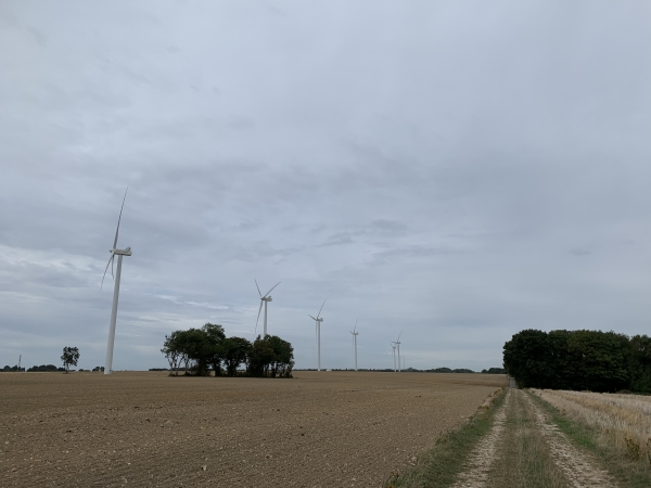 Ce chemin permet la maintenance du parc éolien. A-t-il été privatisé par la société propriétaire du parc ? On comprend la nécessité de préserver ce chemin pour le parc, mais à côté de l'interdiction d'accès aux véhicules, ils devraient préciser une tolérance pour les piétons !