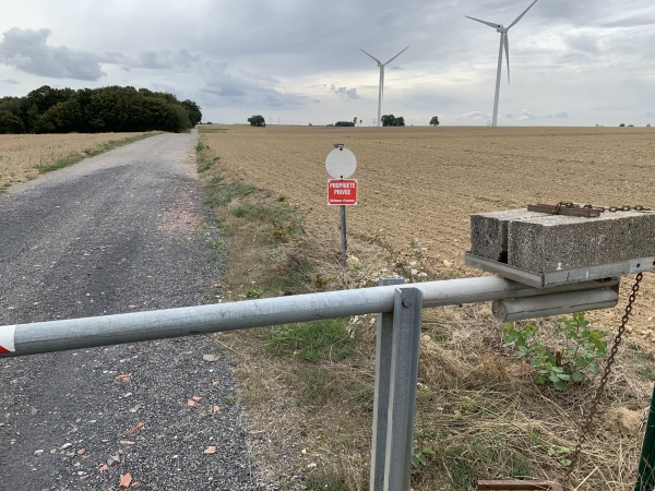 Regard arrière. A la fin de notre chemin, le panneau "propriété privée" confirme que c'est bien le chemin qui est privé, et une barrière en interdit l'accès aux véhicules depuis de la N31.