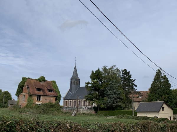 Nous voilà de retour à Elbeuf-en-Bray. A gauche de l'église, on peut remarquer l'étonnante ruine de ce qui fut une belle maison.