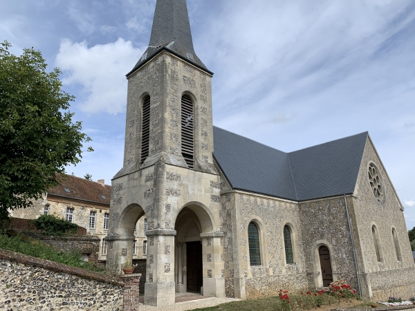 Bézancourt, l'église Saint-Aubin. Derrière l'église, on distingue le manoir qui fut la propriété de Charles VII, Jeanne d'Arc y aurait fait escale.