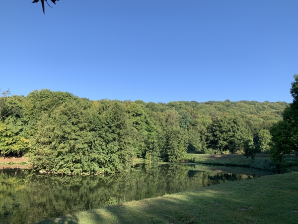 Nous partons du parking de la rue de Fontaineval et longeons les étangs du Télhuet.