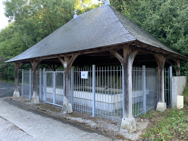 C'est curieux de voir un ancien lavoir ainsi confiné derrière des barreaux. Il fait, en fait, partie du site du Château de la Fontaine St-Denis.