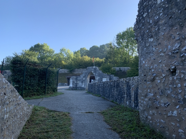 Nous montons jusqu'à l'entrée des vestiges de la Fontaine St-Denis. Il s'agit de fortifications du château-fort bâti par les comtes d'Evreux. Le site est fermé, nous avons pris cette photo au travers de la grille d'entrée.