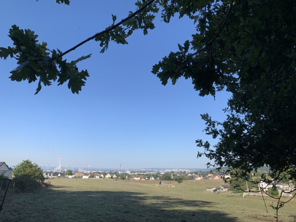 Fond des Hauts Binets, coup d'oeil sur ND-de-Gravenchon avant de remonter dans le Bois de Canteleu.