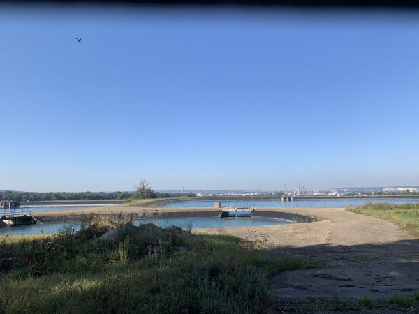 Réservoirs industriels de Port-Jérome-sur-Seine. Le site n'est pas un but de promenade en soi : ce sont des réservoirs cachés derrière leur clôture. La photo est prise au travers de la grille d'entrée.