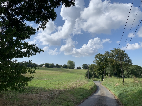 Le Pré Mançais, nous allons emprunter le chemin que nous apercevons devant nous.