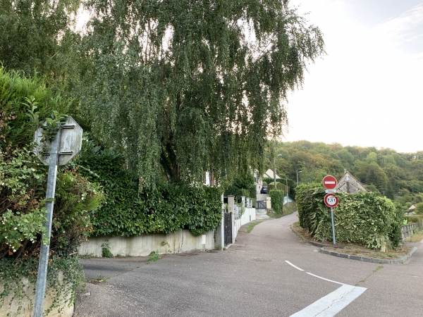 Nous partons du parking du Nouveau Monde, rue Gustave Coudert, et suivons les balises rouges et blanches du GR2, chemin des Sangles.