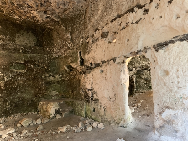Nous arrivons aux vestiges de l'ancien village semi-troglodytique. Ces grottes ont été creusées dès l'époque gallo-romaine pour produire de la craie, de la chaux. Les fouilles ont montré l'existence d'une importance citée gallo-romaine au sommet de la colline. Plusieurs grottes ont été aménagées en habitation dès le moyen-âge.