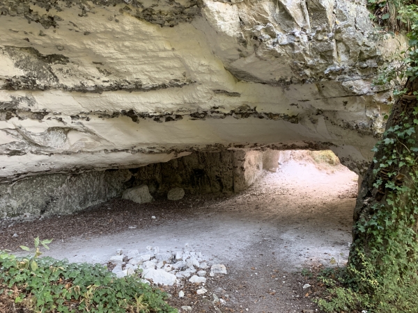 Notre chemin traverse l'une de ces anciennes habitations.