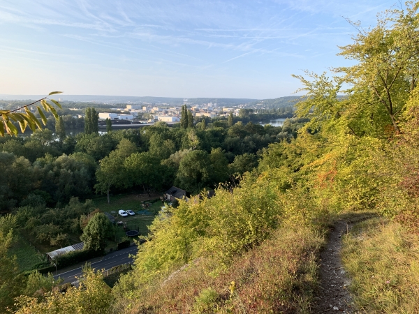 Regard arrière sur notre chemin qui surplombe la D18.
