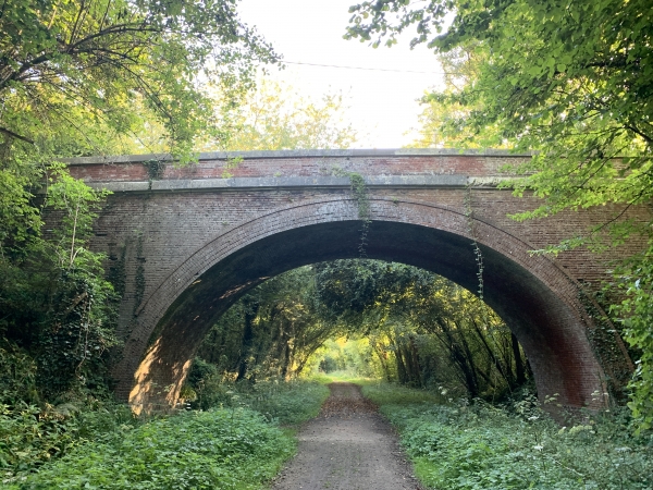 Nous rejoignons l'ancienne voie ferrée Pont-Lévêque - Honfleur, aménagée en allée de promenade. Nous passons sur le pont de la route de la Forge, où nous étions il y a quelques instants.