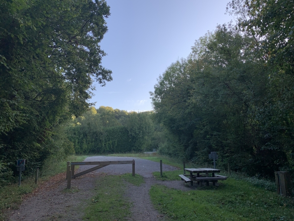 L'aménagement de l'ancienne voie ferrée se termine au niveau de l'ancienne gare de St-André-d'Hébertot.