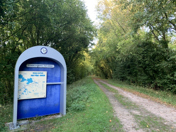 Regard arrière sur l'ancienne voie ferrée.