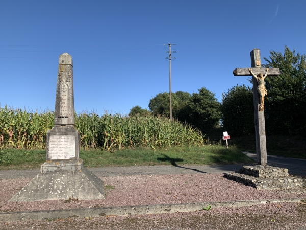 St-Léger-sur-Bonneville, calvaire et monument aux morts.