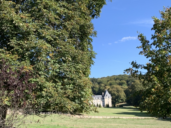 Nous passons devant le château de St-André-d'Hébertot (ou château d'Aguesseau) (XVIIe, XVIIIe), propriété privée.